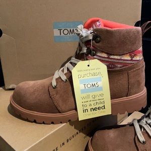 New with tags waterproof suede Toms boots 4